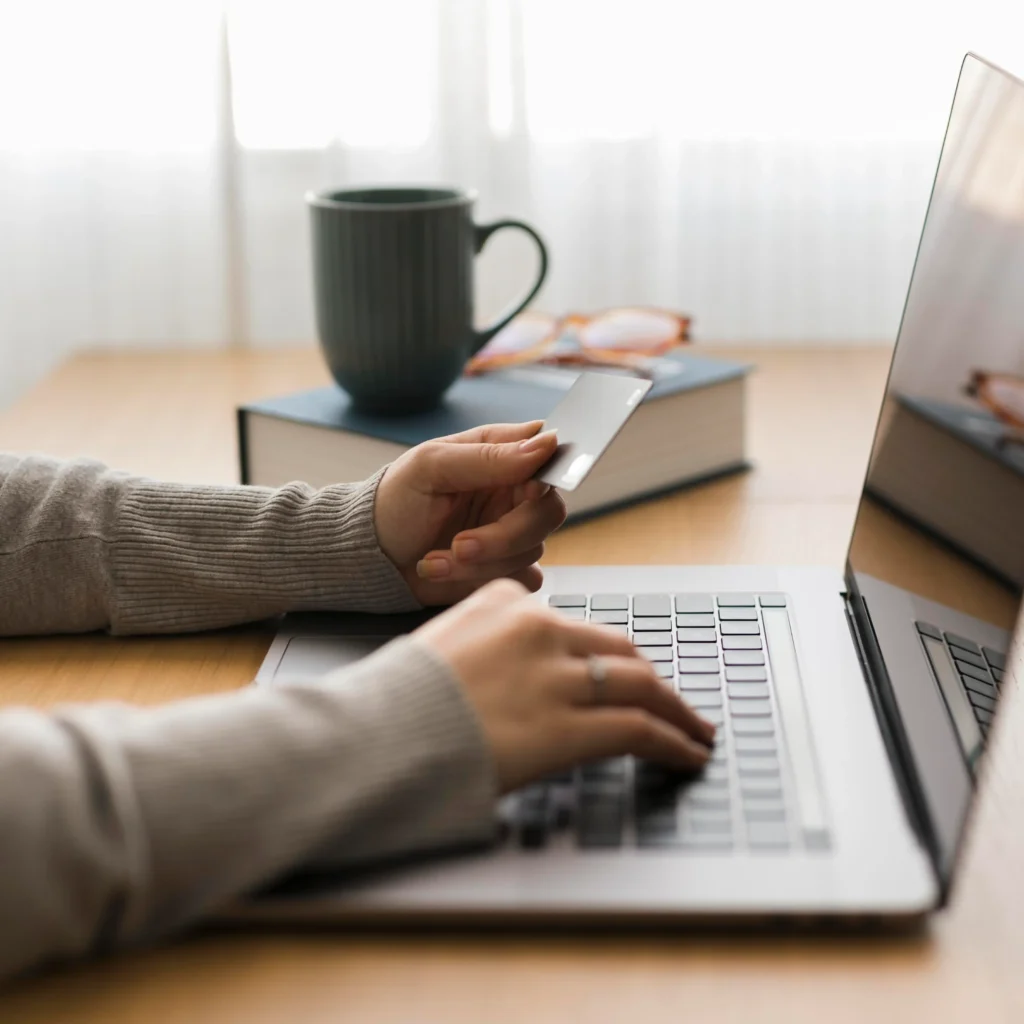 Persona emprendedora trabajando desde casa en su tienda online