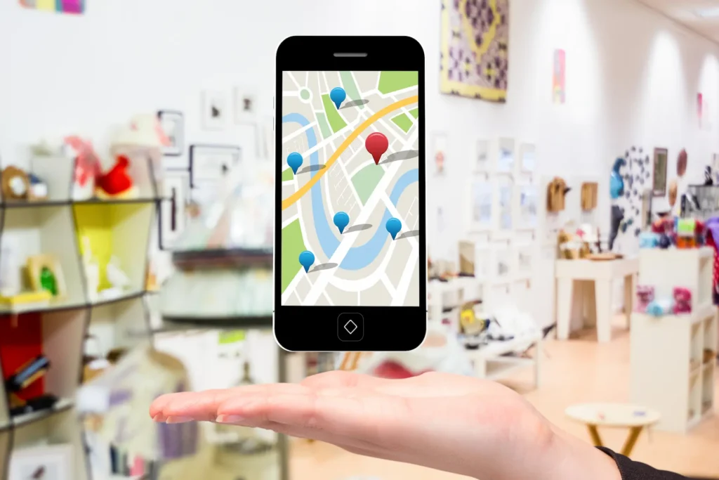 Móvil con mapa y pines de ubicación representando el SEO local para negocios