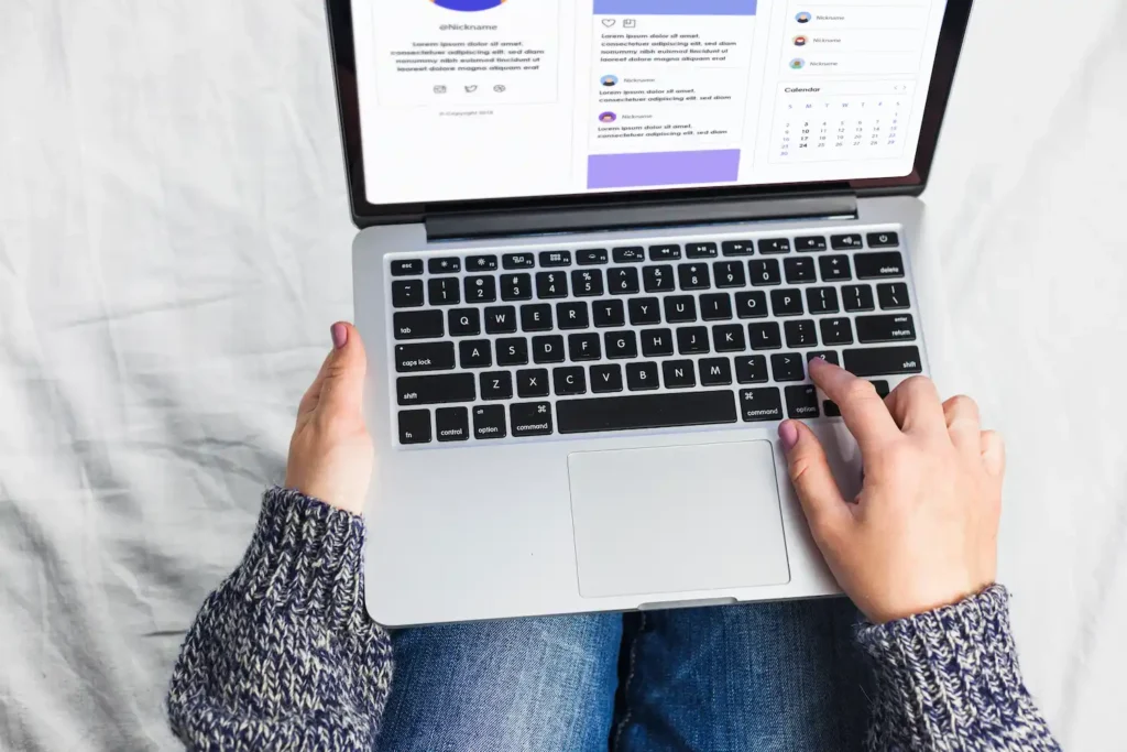 Mujer revisando el estado SEO de su página web en un portátil