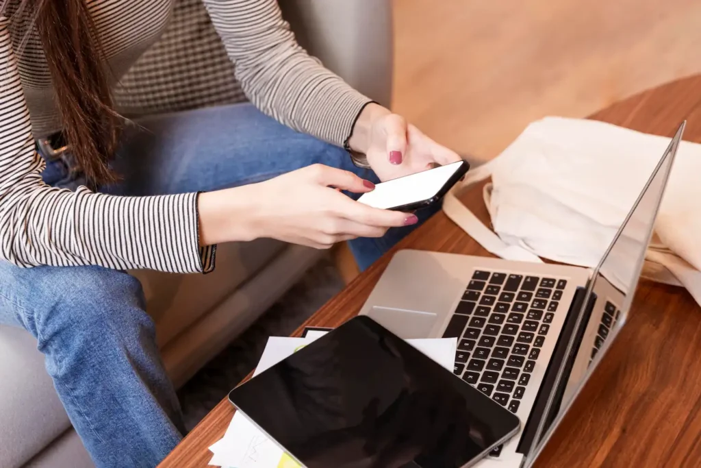 Persona revisando el contenido de su página web antes de empezar una estrategia SEO