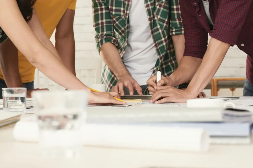 Equipo trabajando de forma conjunta en la planificación de SEO y desarrollo web